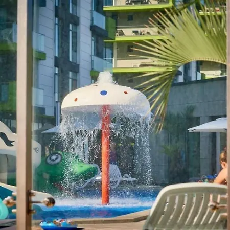 Deluxe Pool & Spa Mamaia Nord *